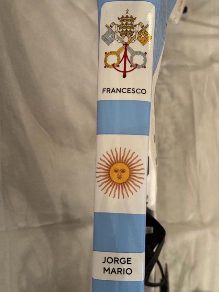 Top tube of the Pope's Pinarello