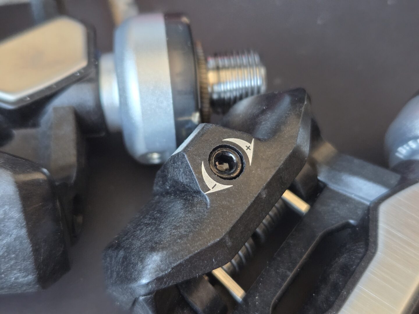 Magene P715 pedal tension adjustment